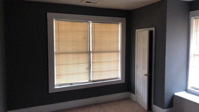 Building Photo - Spacious 2 bedroom, 1 bath home for lease