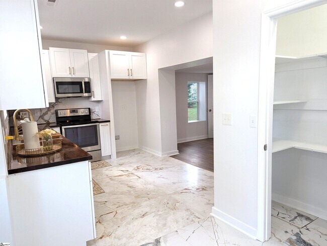 Building Photo - 2115 Oakhurst Cir