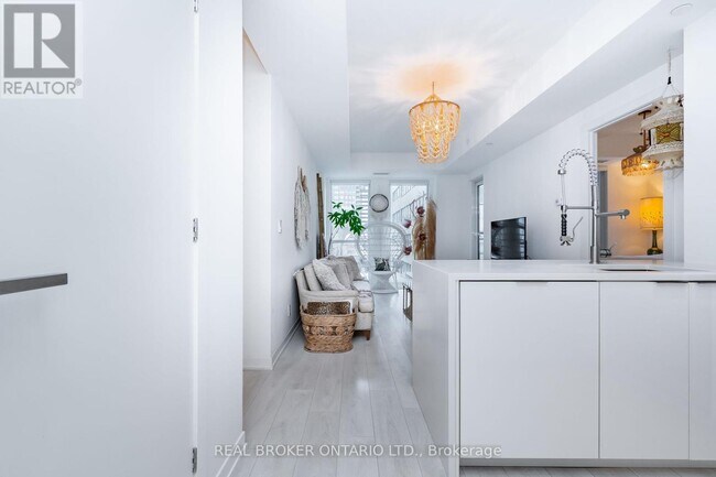 Photo du bâtiment - 223-223 St Clair Ave W