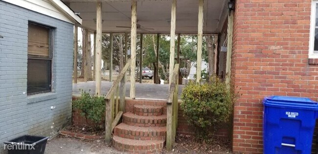 Building Photo - 2 br, 1 bath House - 204 Pine St