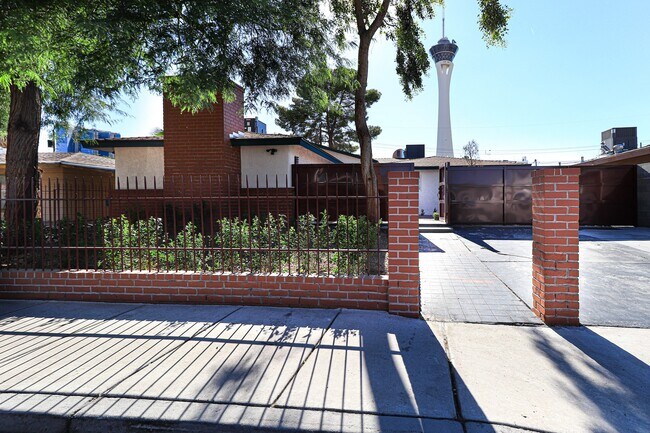 Foto del edificio - Single Story, Private Pool near the Art District