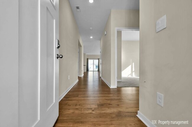 Foto del edificio - 5851 Ryman Dr