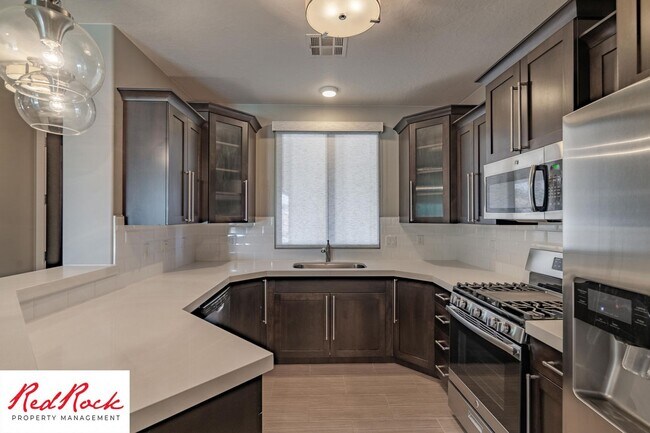 Building Photo - Classy townhome with Community Pool