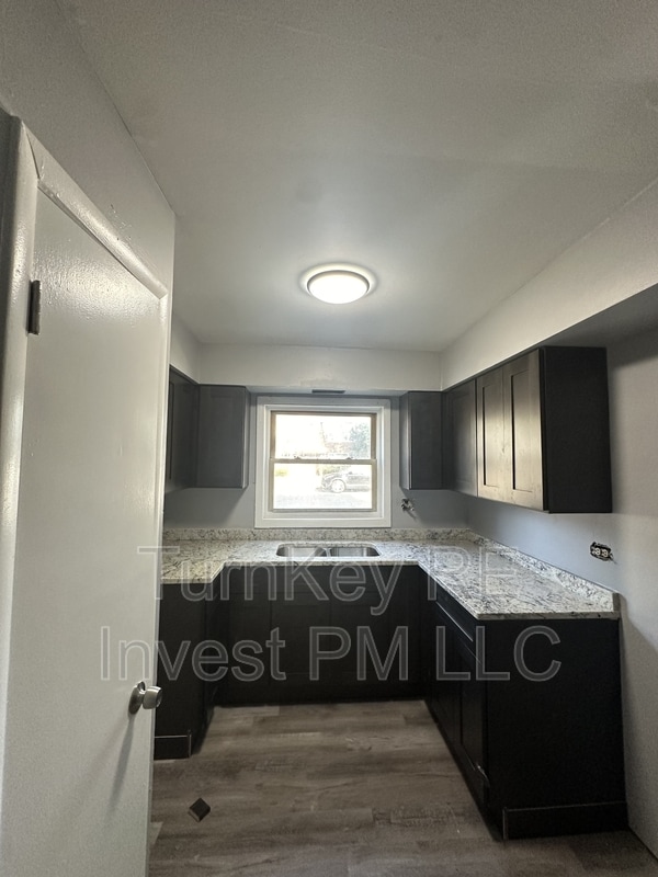 Building Photo - 1015 E 150th Pl