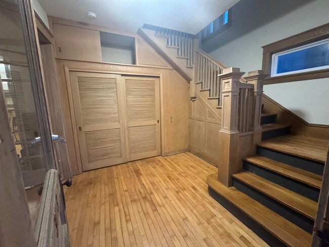 Building Photo - 303 Doty St