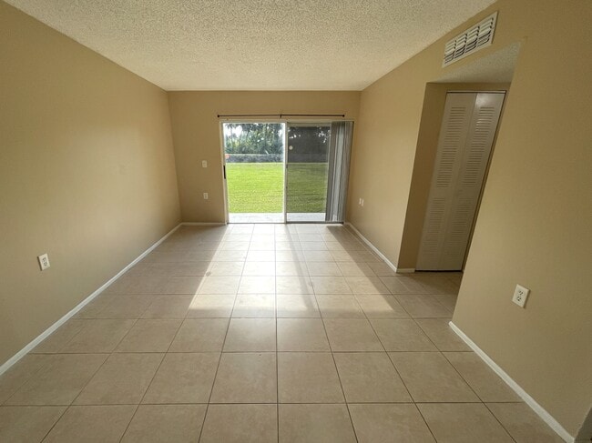 Foto del edificio - 1101 Benoist Farms Rd