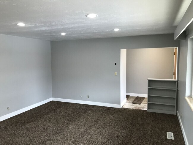 Foto del edificio - Spacious 5-Bedroom Home with Large Yard in Centerville!