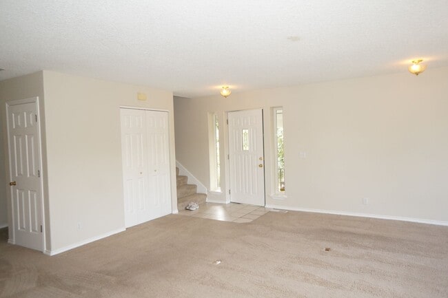 Building Photo - SE Jewel! Spacious living!
