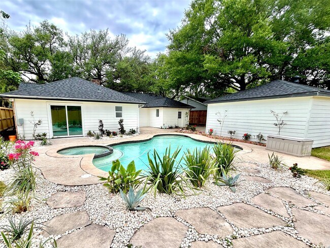 Foto del edificio - 2511 Briarpark Dr