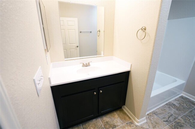 Foto del edificio - 6350 Perch Creek Dr