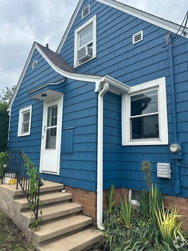 Building Photo - 420 20th St NE