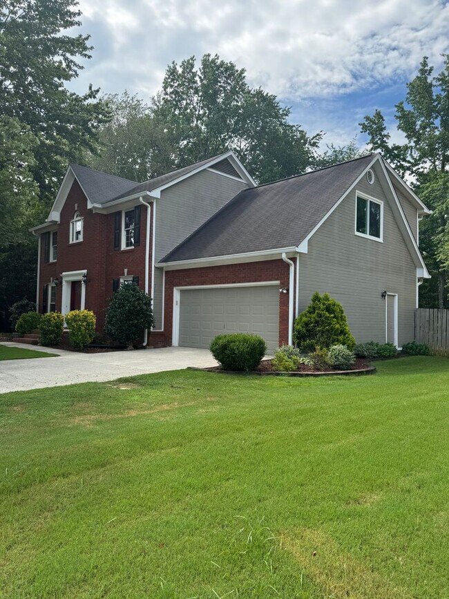 Building Photo - 2000/3 br/2.5 ba/ 2,330 sqft