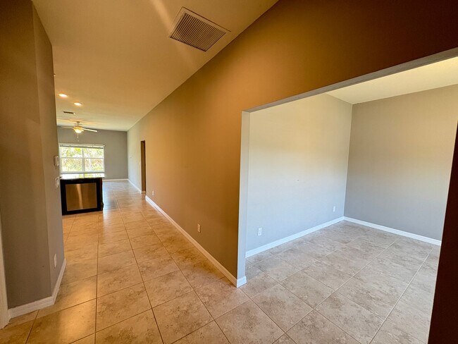 Building Photo - 3 Bed, 2 Bath Home with Screened Lanai & S...