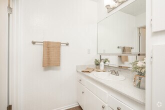 1BR, 1BA - 710SF - Bathroom - Newport Village Apartments