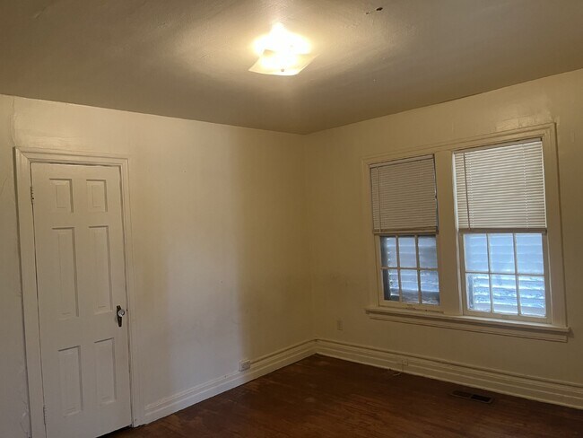 Building Photo - 2 Bedroom duplex close to downtown OKC