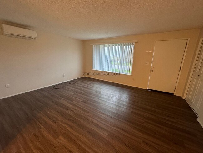 Foto del edificio - 2 bedroom West Eugene Duplex