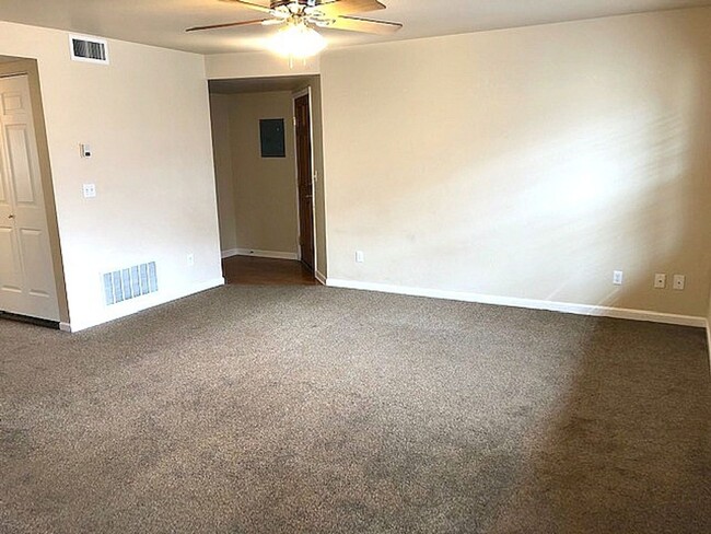 Building Photo - 2BD/2BA CONDO W/ GARAGE!