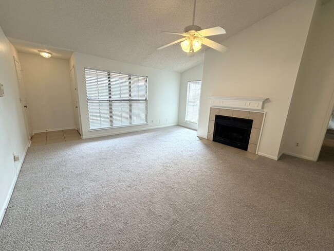 Building Photo - Beautiful 3BR/2BA Southside Condo