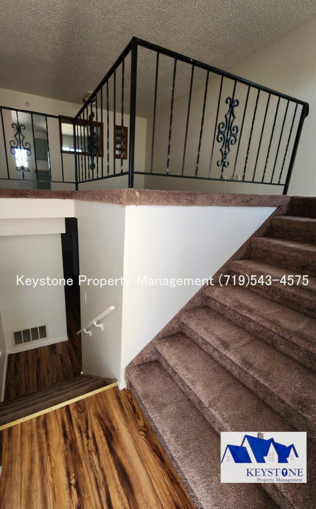 Foto del edificio - Charming Townhome in Pueblo West – Comfortable & Convenient Living $1300/$1300