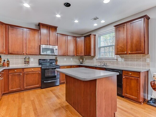 Building Photo - 3196 Montauk Hill Dr