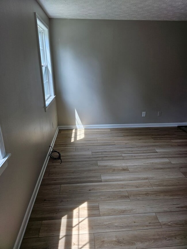 Photo - {MA3101}  COMPLETELY RENOVATED. Available ... Apartment