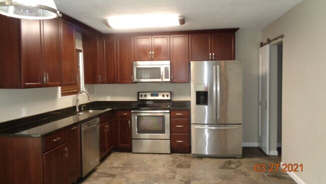 Building Photo - Centrally Located Fort Walton Beach Home with Great Base Accessibility!