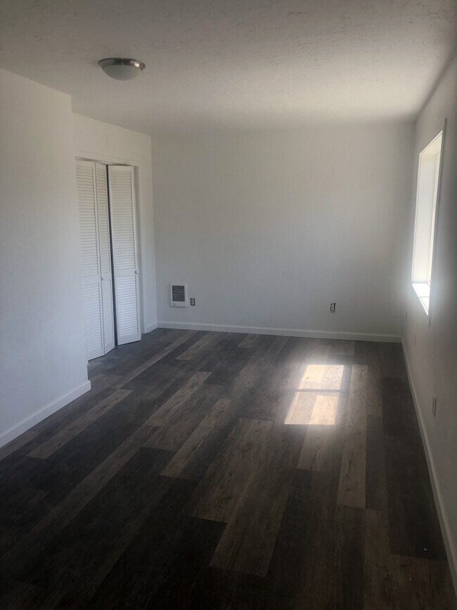 Building Photo - Whte Salmon Tri-Plex