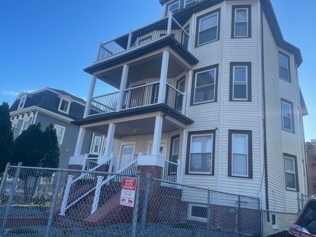 Building Photo - 1002 River St