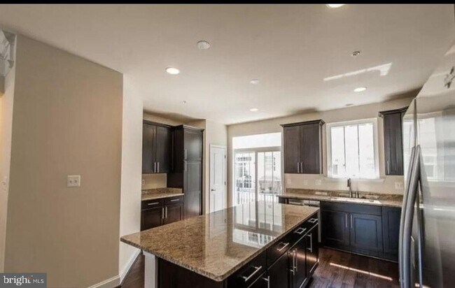 Building Photo - 44 Linden Pl
