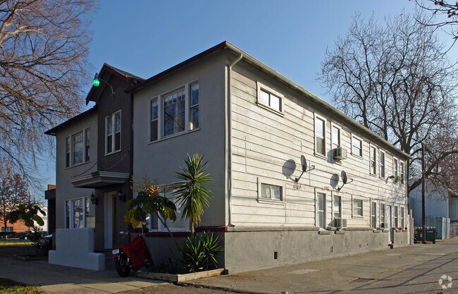 Building Photo - 415 18th St