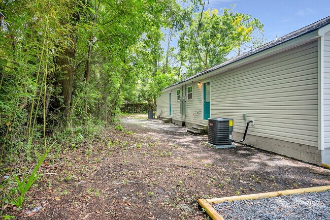 Building Photo - Updated Duplex on quiet street close to downtown.