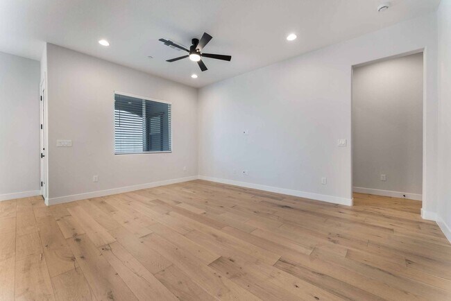 Building Photo - Sophisticated Single-Level Retreat!