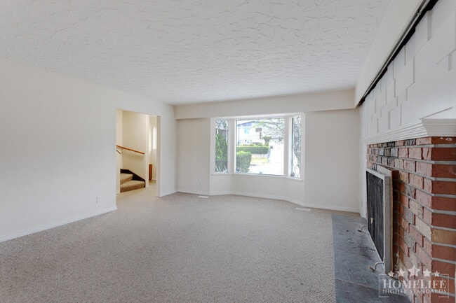 Building Photo - Spacious 3 Bedroom + 2 Bathroom Family Home in North Burnaby