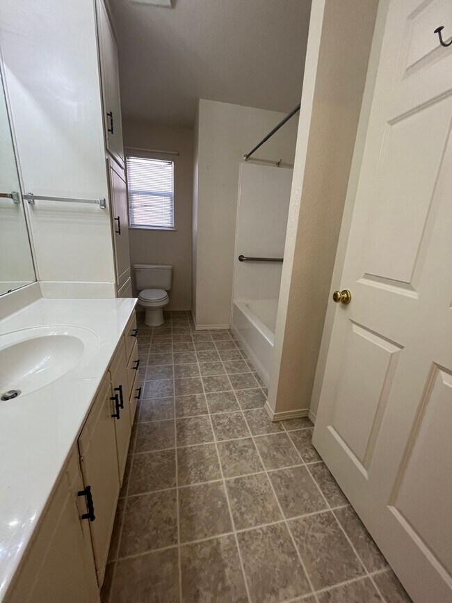 Building Photo - 2 Bedroom/2Bath Duplex Apartment