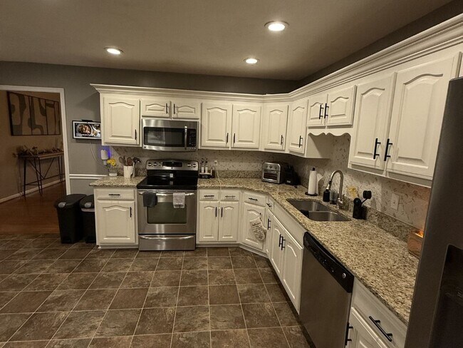 Building Photo - 303 Carlton Pl