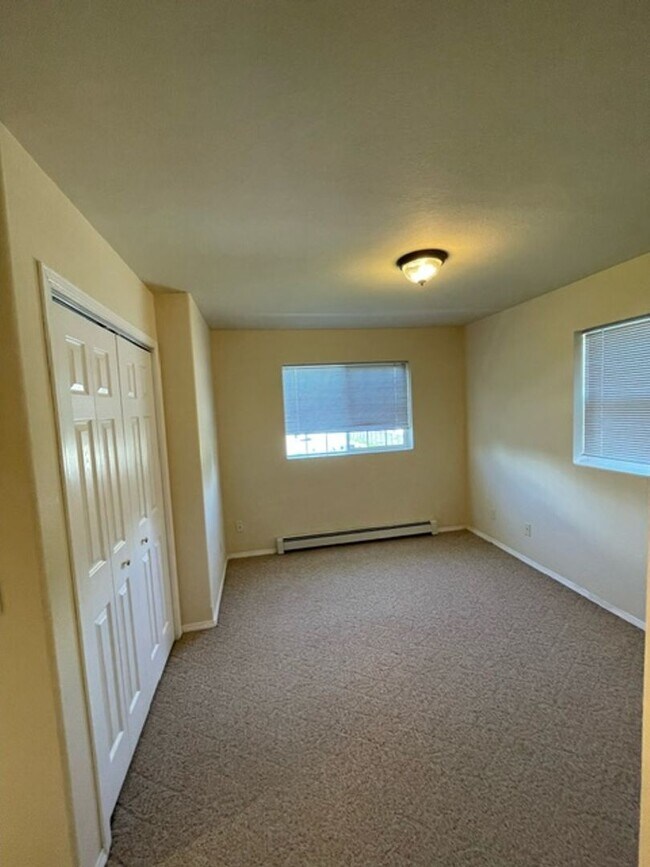 Building Photo - 2 Bedroom 1.5 Bathroom Townhouse 2 weeks f...