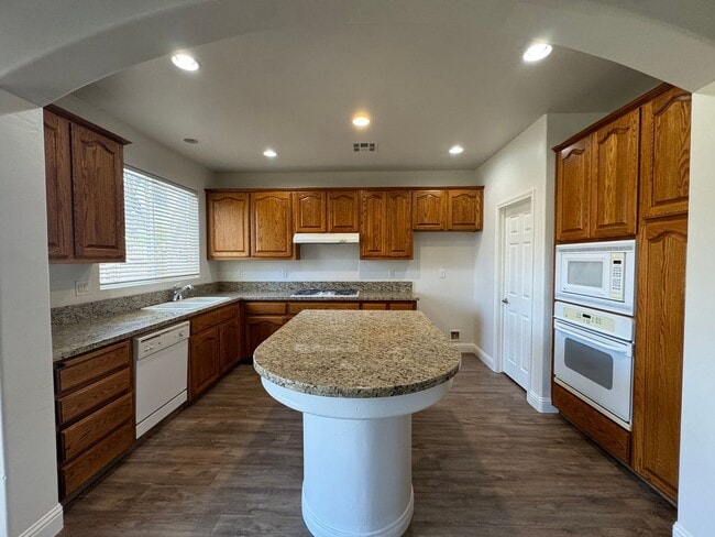 Building Photo - Beautiful 4 Bedroom in NW!
