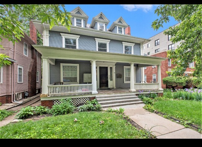 Building Photo - 219 S 38th Ave