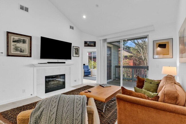 Foto del edificio - Quiet and Spacious 2 Bedroom Condo in Sunny Novato!