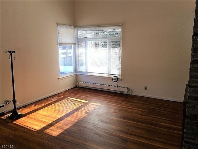 Building Photo - 52 Tamaques Way