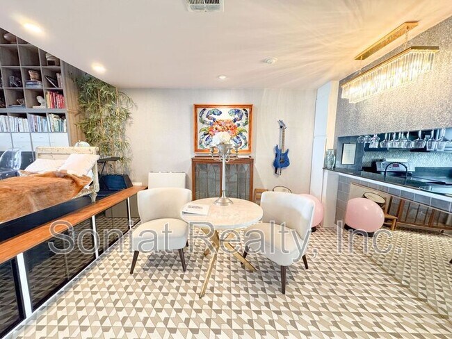 Foto del edificio - 7300 Lakeshore Dr
