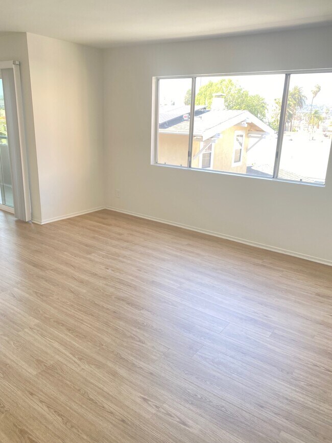 Super spacious living room. No apartment building next door to block your view! - 564 N Ardmore Ave