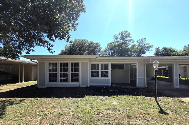 Building Photo - Spacious 3-Bedroom Home in Prime Irving Lo...