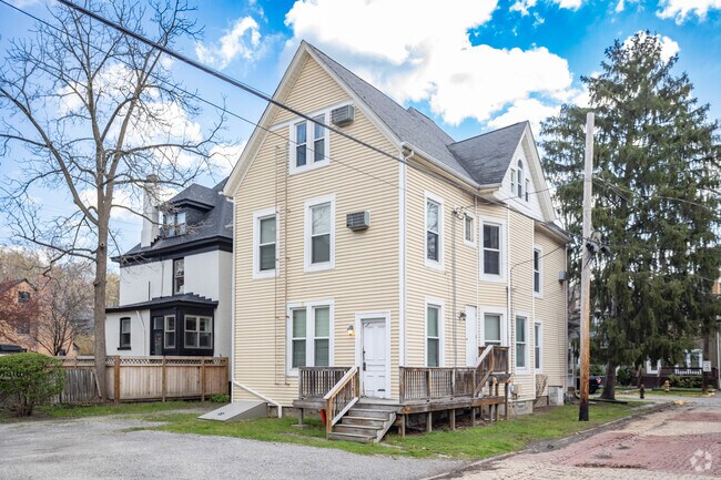 Aparcamiento + Casa trasera - 209 Western Ave
