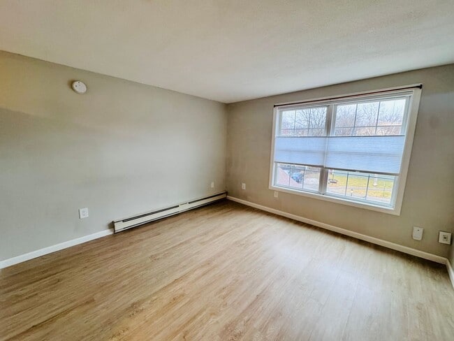 Building Photo - Price Improvement! $1500 Hot Water Include...