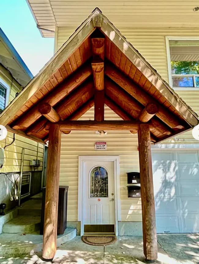 Photo - Spacious upper 3-bedroom unit with 2 full ... House