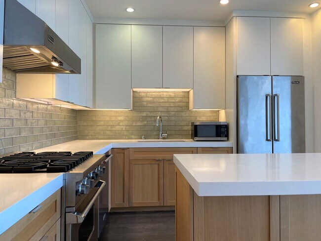 Foto del edificio - 2 Bedroom, 2 Bathroom condo in Ashbury Hei...