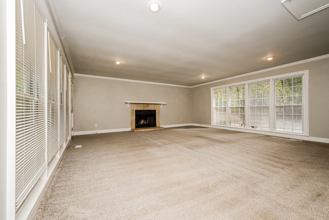 Building Photo - 395 Magmar Ln