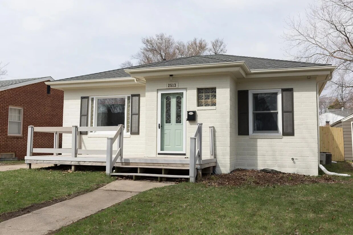 Primary Photo - 2513 S West Ave