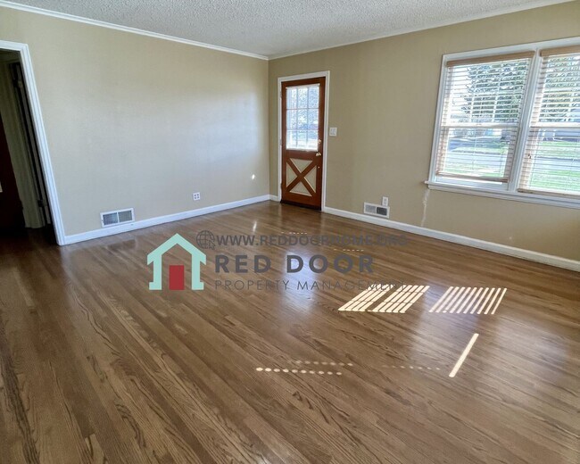 Foto del edificio - Charming Corner Lot with Large Backyard & ...